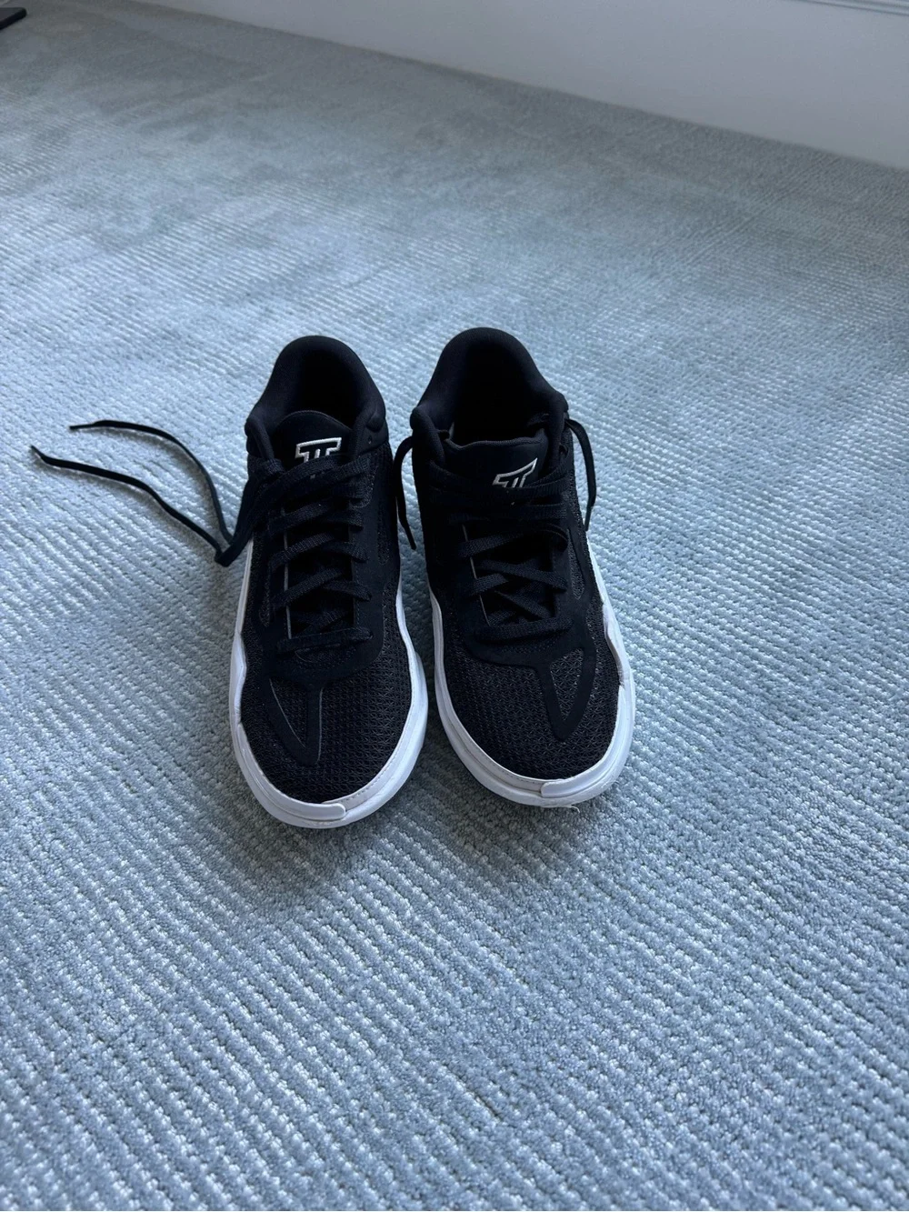 Men's Black and White Athletic Trainers